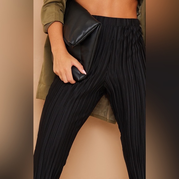 *NWT* PrettyLittleThing Women’s Black Flared Plisse Pants, Size 4 - Picture 4 of 12